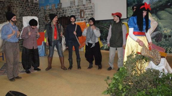 Kız Kulesi Mesleki ve Teknik Anadolu Lisesi Tarafından Laz Prenses ve Yedi Yarıcı Tiyatro Oyunu Düzenlendi.