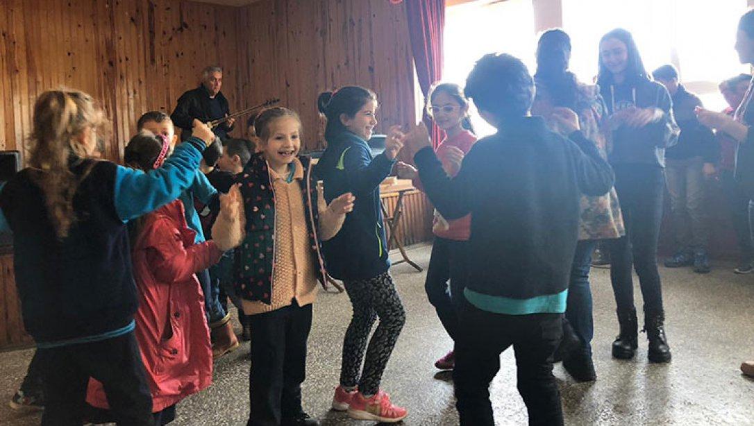 Yerel Müzik Sanatçısı Lokman BİBER´in Aktepe İlk/Ortaokulunu Ziyareti
