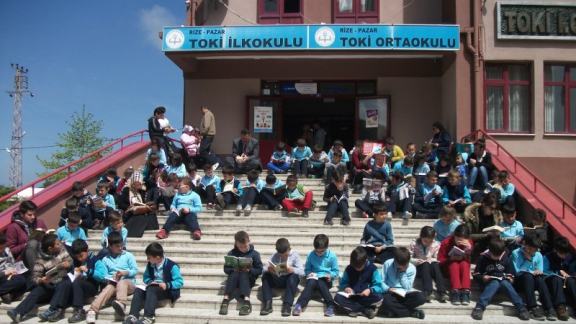 Kütüphaneler Haftası Kapsamında TOKİ İlk/Ortaokulunda Okuma Şenliği Etkinliği Düzenlendi.